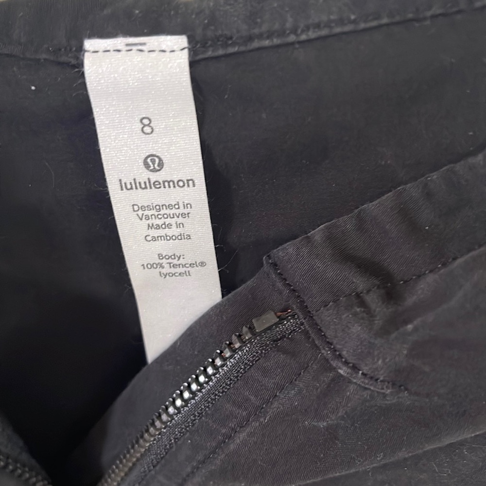 EUC Lululemon Womens size 8 black 1/2 zip hooded pullover with front pocket
